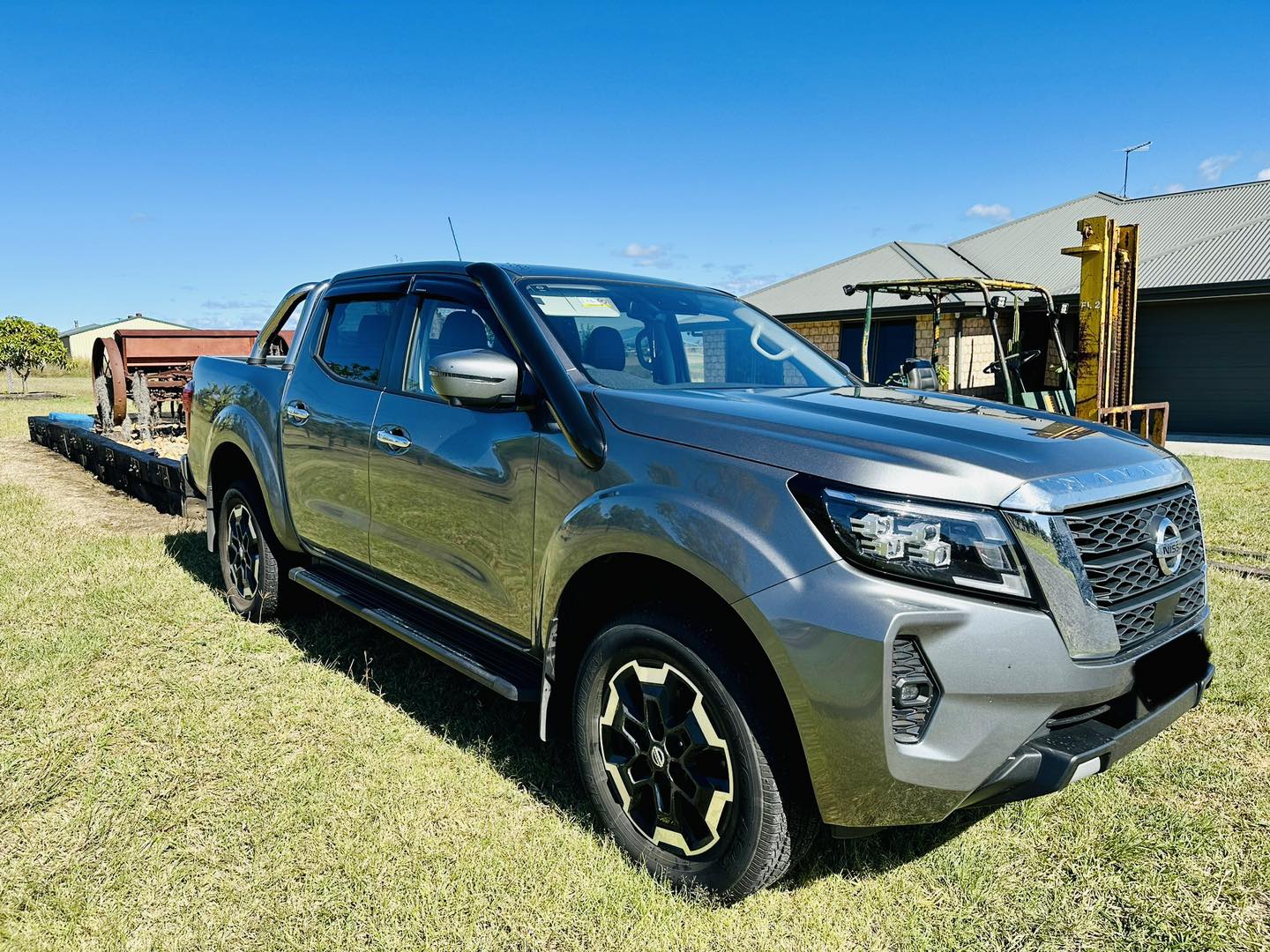 Nissan Navara (D23) NP300 - Short Entry Snorkel - Seamless Powder Coated