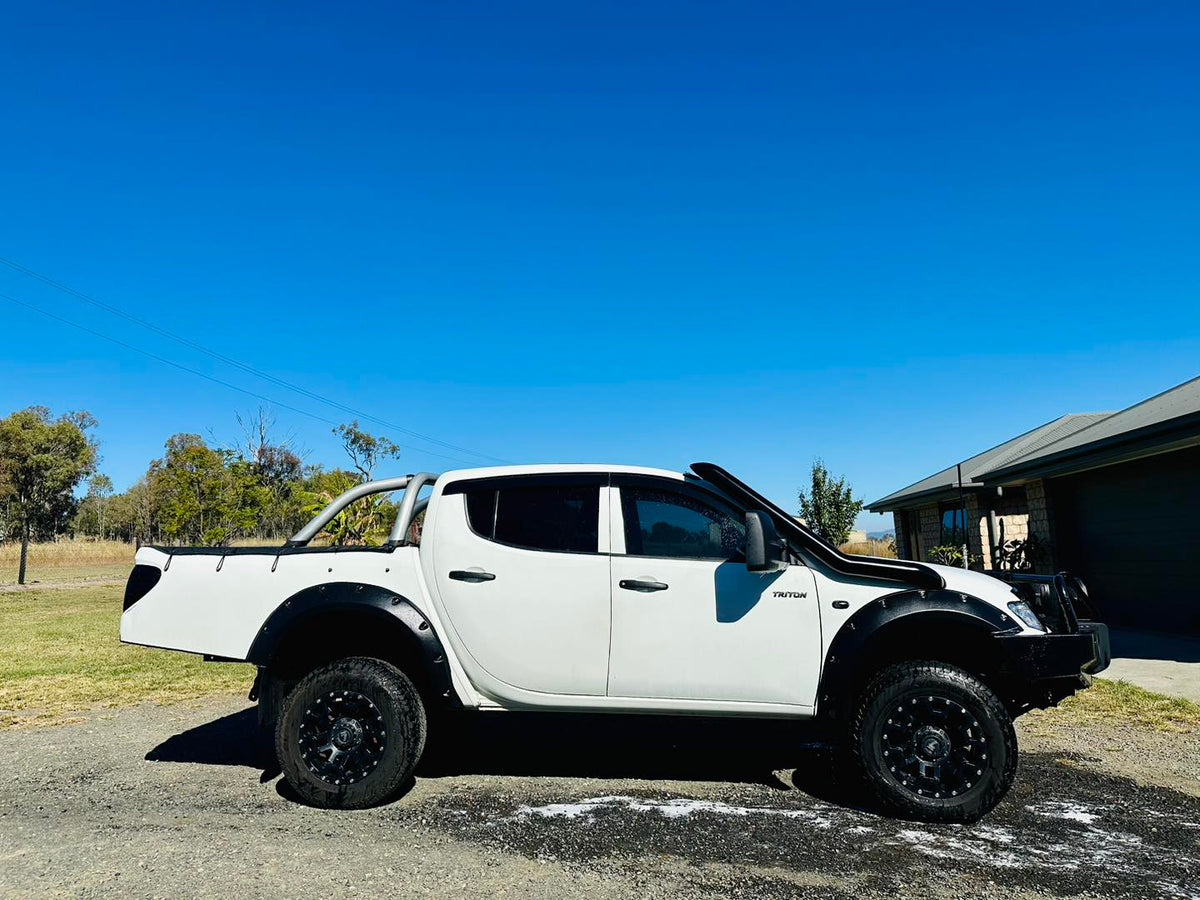 Mitsubishi Triton MN/ML - Mid Entry Snorkel - Seamless Powder Coated