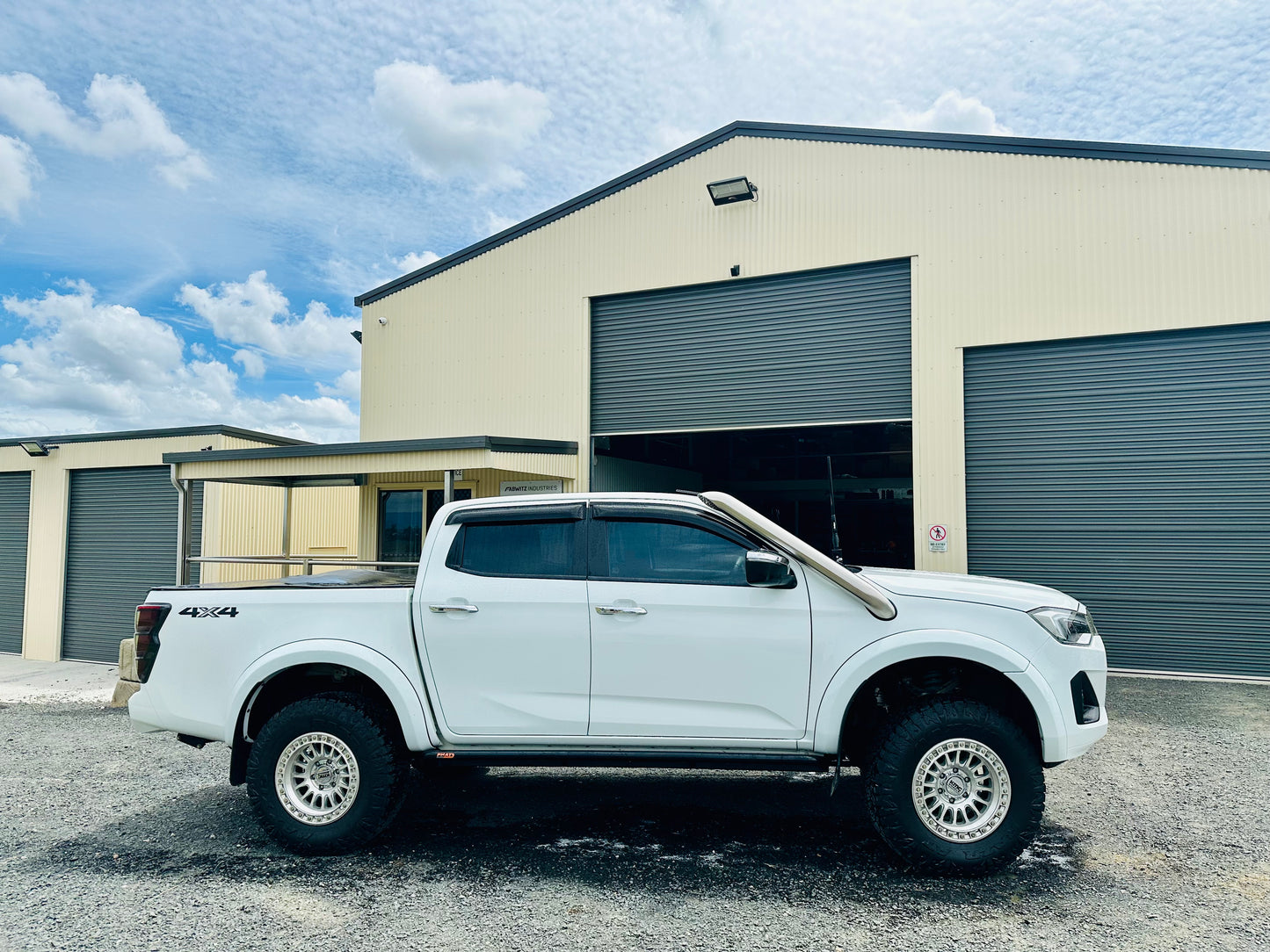 Isuzu Dmax/Mux (2021-Present) 4" Short Entry Snorkel