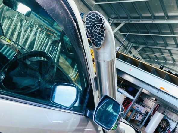 Toyota LandCruiser 100/105 Series - 5" Mid Entry Snorkel - Seamless Powder Coated
