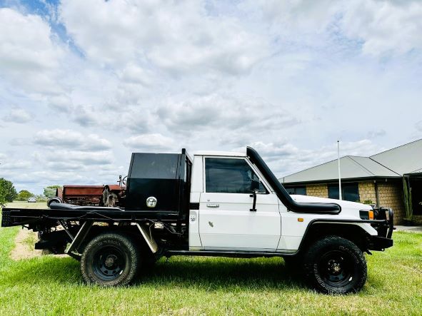 Toyota Landcruiser - 75 Series - 5" Snorkel - Seamless Powder Coated